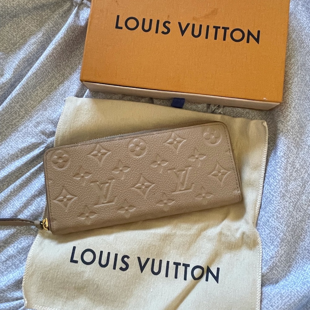 Authentic Empriente Clemence Zippy Wallet